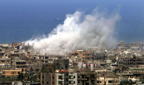 دخان القصف يتصاعد بكثافة من مخيم نهر البارد  امس ( حسين ملا- ا ب)