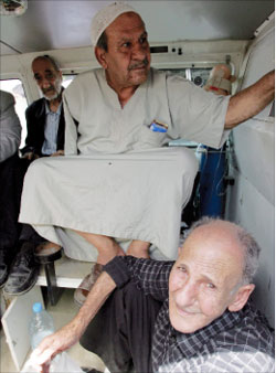 مسنون وجرحى نقلهم الهلال الأحمر الفلسطيني من نهر البارد أمس (محمد مسرة ـ اي بي آي)