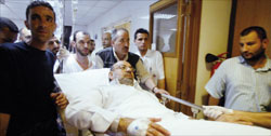 الشيخ محمد الحاج اثناء نقله الى مستشفى في طرابلس (أسامة أيوب - أ ف ب)