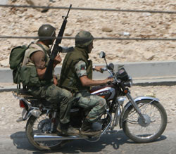 دورية على الدراجة النارية للجيش اللبناني في محيط مخيم نهر البارد (رمزي حيدر ــ أ ف ب)