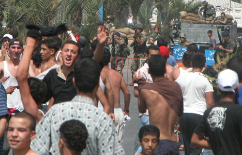 الجيش اللبناني يطلق النار في محاولة لتفريق المتظاهرين (عمر إبراهيم- رويترز)
