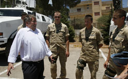 وزير الدفاع البلجيكي يمازح جنوده في تبنين امس (محمد زعتري- أ ب)