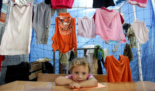 النازحة الفلسطينية جوانا (3 سنوات) في إحدى مدارس البداوي (رمزي حيدر - أ ف ب)