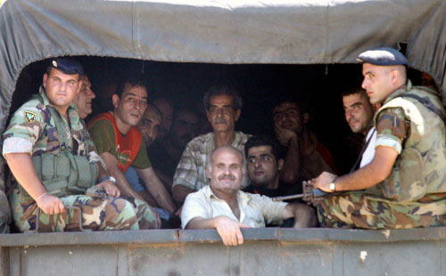 عناصر من حركة فتح نزحوا من البارد ينقلون الى الاستجواب من قبل الجيش (جوزيف باراك - أ ف ب)