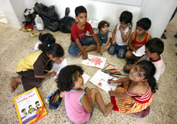 اطفال يرسمون في مخيم البداوي بعد أكثر من شهرين على نزوحهم من مخيم البارد (جوزيف باراك - أ ف ب)