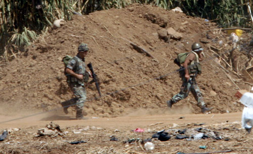 جنديان داخل مخيم نهر البارد أمس (عمر ابراهيم - رويترز)