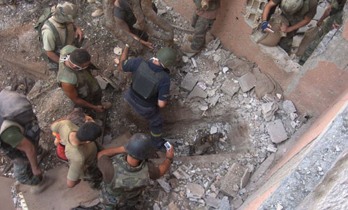 جانب من المقبرة الجماعية لمسلحي «فتح الإسلام» التي عثر فيها الجيش على 35 جثة (نزيه الصديق)