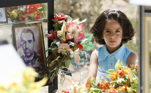 طفلة قرب مدافن شهداء صريفا (علي حشيشو - رويترز)