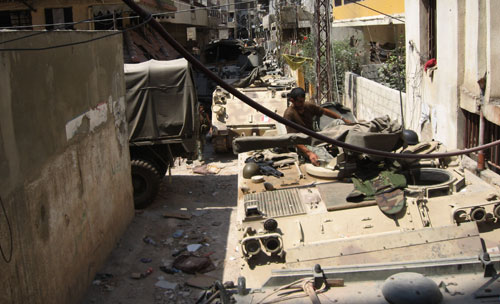 دبابات الجيش داخل احياء مخيم نهر البارد (نزيه الصديق)