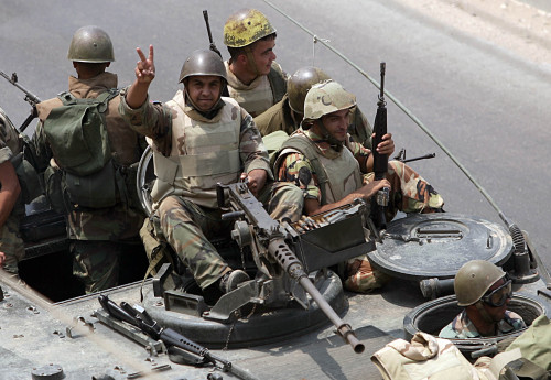 جنود يرفعون شارات النصر قرب مخيم نهر البارد أمس (بلال جاويش)