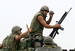 عناصر من الجيش اللبناني في مخيم نهر البارد (رمزي حيدر- أ ف ب)