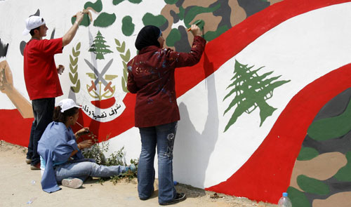 تلامذة الشبكة المدرسية لصيدا والجوار وطلاب مهنية صيدا يرسمون جدارية بمناسبة عيد الجيش (خالد الغربي)