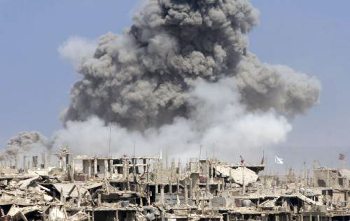 دخان يتصاعد من مخيم نهر البارد جراء القصف والتفجيرات أمس (عمر إبراهيم - رويترز)