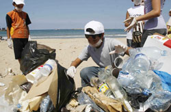 أطفال صيدا ينظفون الشاطئ الرملي المحاذي للكورنيش البحري القديم