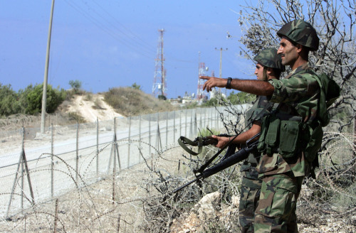 جنديان لبنانيان قبالة الخط الأزرق (أرشيف)