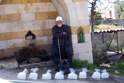 رجل دين درزي بالقرب من نبع مار سركيس في بلدة عبيه المهجرة (أرشيف)