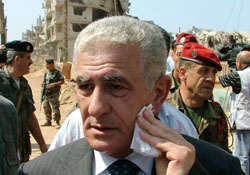 عباس زكي يتحدث الى الصحافيين بعد جولته منفرداً في المخيم القديم (عصام رجب)