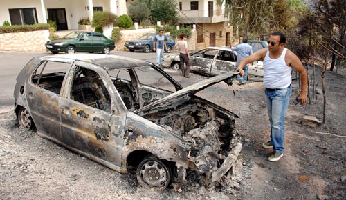سيارتان محترقتان في دير القمر (وائل حمزة ــ إي بي آي)