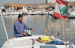 عادل يعمل على زورق صيد يحمل اسم ابنه الاسير محمد فران (حسن بحسون)