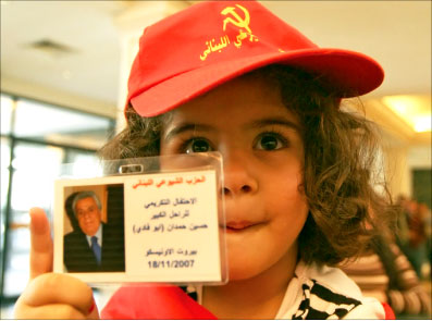 طفلة مشاركة في ذكرى الـ 40 للمناضل حسين حمدان (بلال جاويش)