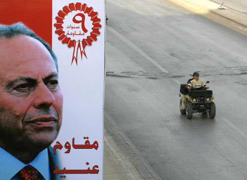 لافتات مؤيدة للرئيس لحود عشية انتهاء ولايته (مروان طحطح)