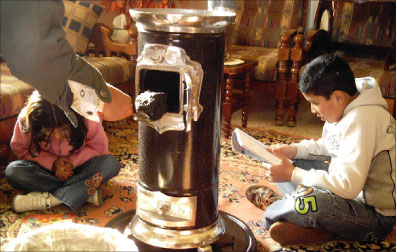 عائلة بقاعية تستخدم «الفحم الحجري» للتدفئة