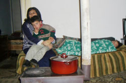 عائلة تستخدم موقدة الحطب في قرية راس اسطا