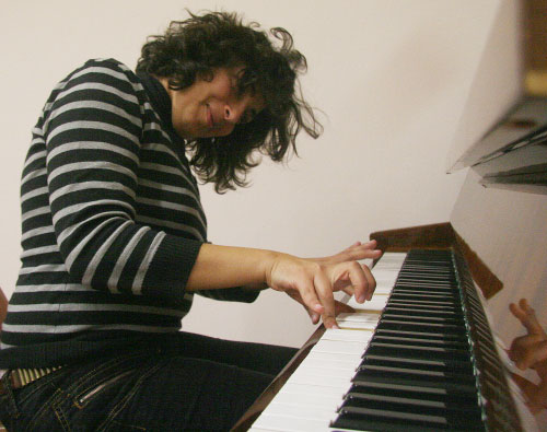 ناشطة تعزف في البيت العلماني (مروان بو حيدر)
