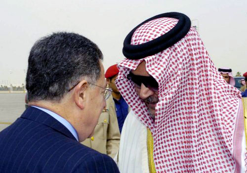 وزير الخارجيّة السعودي الأمير سعود الفيصل يرحّب بالرئيس فؤاد السنيورة في مطار الرياض أمس (رويترز)