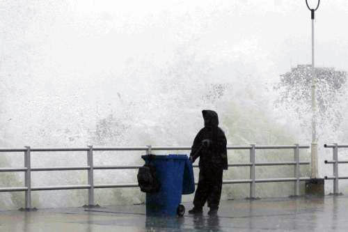العاصفة تضرب الكورنيش البحري في صيدا (خالد الغربي)