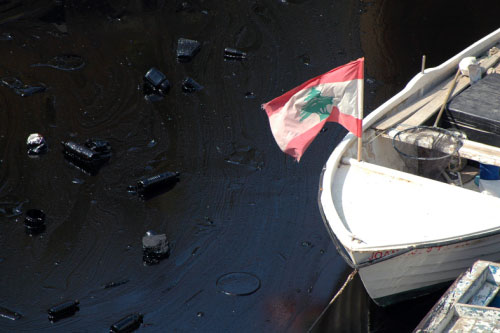 التلوث النفطي في مرفأ الدالية في بيروت (أرشيف)