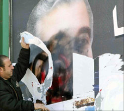مناصر لتيار المستقبل يعيد ترتيب صورة للرئيس الحريري تعرضت للتشويه  في صيدا