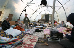 عائلة في شحور تحتمي في خيمة زراعية (حسن بحسون)