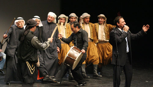 المطرب علي حليحل وفرقة الدبكة البعلبكية في مسرح المدينة امس (بلال جاويش)