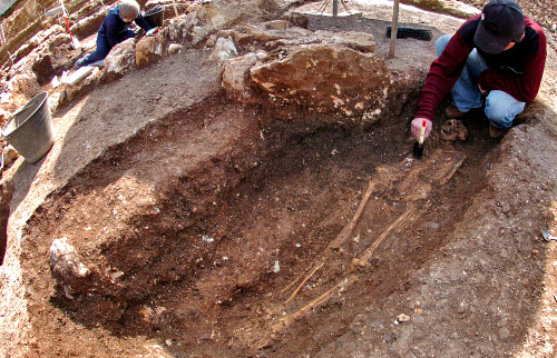 خبراء يعاينون مقبرة هلنستية داخل ميدان سبق الخيل الروماني المكتشف في منطقة وادي ابو جميل (وائل اللادقي)