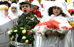 اطفال في الاعتصام امام جامع القائم في حي الابيض أمس (وائل اللادقي)