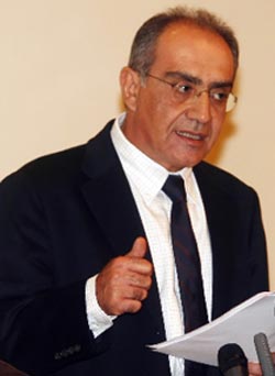 تلا النائب السابق فارس سعيدخلال مؤتمر صحافي أمس  مذكرة 14 آذار إلى القمّة العربية (مروان بوحيدر)