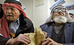 لاجئان فلسطينيان في عين الحلوة يبرزان وثيقة تثبت ملكيتهما لأراض في صفد (أرشيف - أ ف ب)
