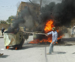مواطنون يشعلون حاويات نفايات وإطارات أمم مقر المجلس البلدي في الهرمل