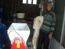 محمود في قسم تصنيع عصير البندورة داخل المؤسسة