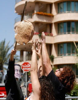 مشهد تمثيلي خلال اللقاء التضامني امام السفارة المصرية (مروان طحطح)