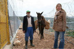 مندوبة اللجنة الدولية للصليب الأحمر تستطلع اوضاع مزارع فلسطيني (أرشيف)