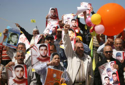 اعتصام عائلات الاسرى في السجون الإسرائيلية في معتقل الخيام أمس (حسن بحسون)