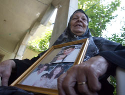 والدة نسر تحمل صورة تجمعه مع زوجته وابنته (حسن بحسون)