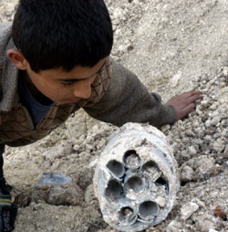 فتى قرب حاوية قنابل عنقودية غير منفجرة (أرشيف ــ كامل جابر)