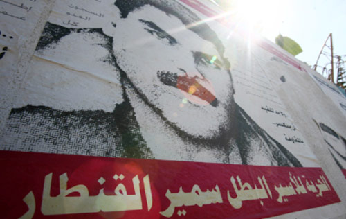 ملصق يطالب بحرية الاسير سمير القنطار في صيدا (حسن بحسون)