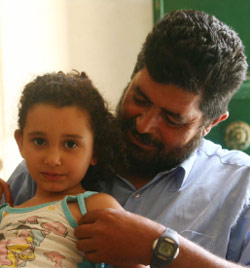 والد وشقيقة الصياد المفقود محمد فران (حسن بحسون)