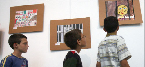أطفال يجولون في المعرض في قصر الأونيسكو (بلال جاويش)