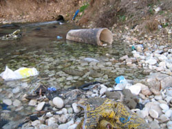 النفايات على ضفاف الأنهار