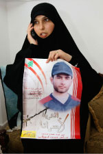 زوجة ماهر كوراني تحمل صورته (محمد زعتري ــ أ ف ب)